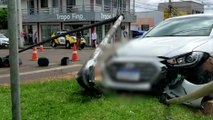 Elantra derruba semáforo após colisão na Avenida Brasil