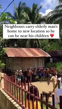 Des villageois des philippines transportent une maison