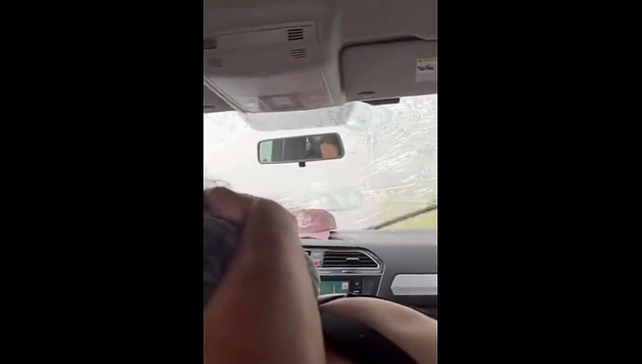 Ils pensaient être à l'abri dans leur voiture pendant une averse de grêle... faux