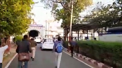 बंदियों की बैरक के साथ अन्य स्थानों पर तलाशी ली