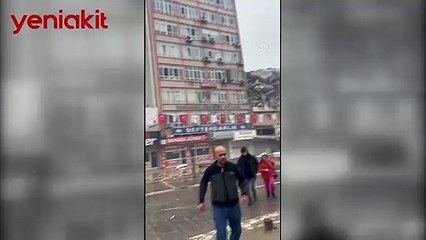 Kahramanmaraş'ta apartman yerle bir oldu! Vatandaşların korkuyla kaçışmaları böyle kaydedildi