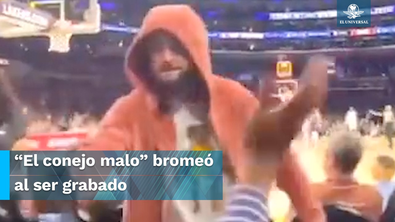 Bad Bunny cisca a fan al fingir arrebatarle su celular