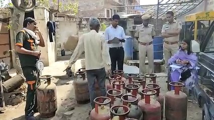 गैराज में गैस की अवैध रिफिलिंग, 22 सिलेण्डर जब्त