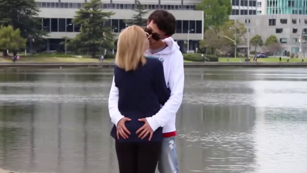 KISSING PRANK WITH MY MOM 2023 - Vidéo Dailymotion