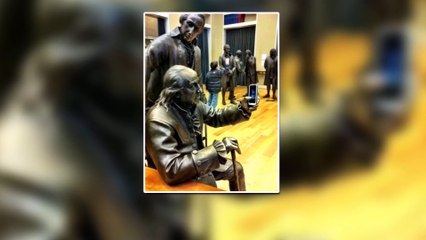 25 People Doing Inappropriate Things To Innocent Statues