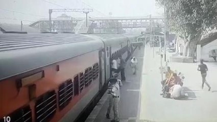 পুরুলিয়া:পুরুলিয়া স্টেশনে হাড় হিম করা ঘটনা!দেখুন ফুটেজ