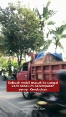 Sebuah mobil masuk ke sungai kecil sebelum perempatan semer Kerobokan pada hari kamis (2/3)