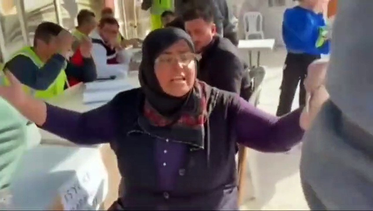 Su isteyen depremzede vatandaşa pes dedirten sözler: "Neden yüzüğünü satıp almıyorsun?"