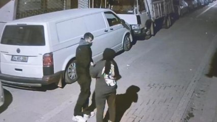 ZEYTİNBURNU'NDA KIZ ARKADAŞINA SİNİRLENDİ, PARK HALİNDEKİ MİNİBÜSÜN AYNASINI OMZUYLA KIRDI