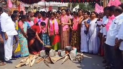 సిద్దిపేట: కట్టెల పొయ్యిపై వంట.. గ్యాస్ ధర పెంపుపై నిరసన