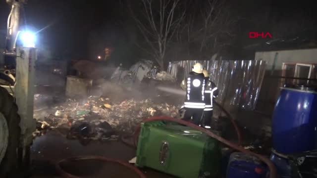 GERİ DÖNÜŞÜM TESİSİNDE BAŞLAYAN YANGIN, BİTİŞİKTEKİ EVİN ÇATISINA SIÇRADI