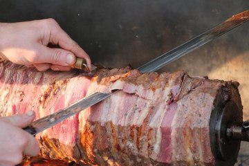 Hataylı depremzedelere Erzurum cağ kebabı ikram edildi