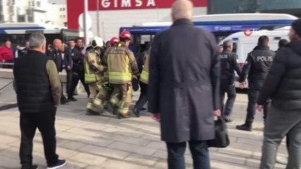 Genç kız metro beklerken raylara düştü