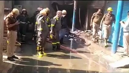 ड्राइक्लीनर की दुकान में रखे केमिकल में इलेक्ट्रिक शॉर्ट सर्किट से लगी आग  दो लोग झुलसे