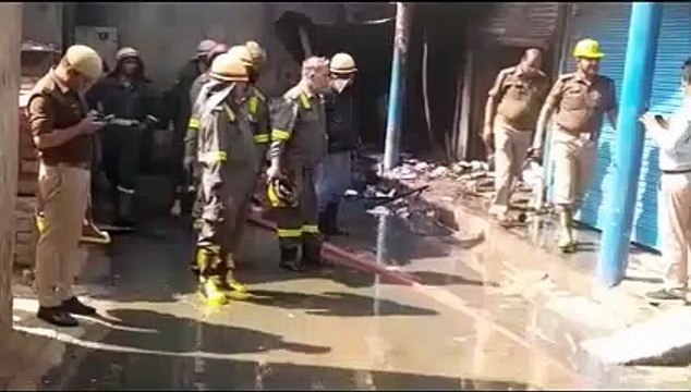 ड्राइक्लीनर की दुकान में रखे केमिकल में इलेक्ट्रिक शॉर्ट सर्किट से लगी आग दो लोग झुलसे