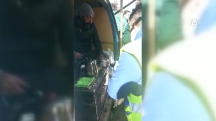 Minibüsüyle gittiği deprem bölgesinde günlerce ücretsiz çay dağıttı