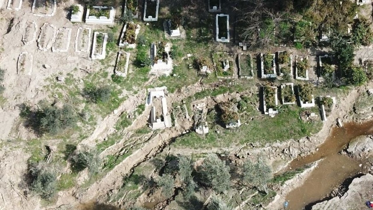 Depremler mezarlığı birbirine kattı; 50 mezarın kaybolduğu iddia edildi