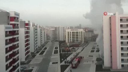 Sitede yangın... Dumanlar tüm binayı sardı