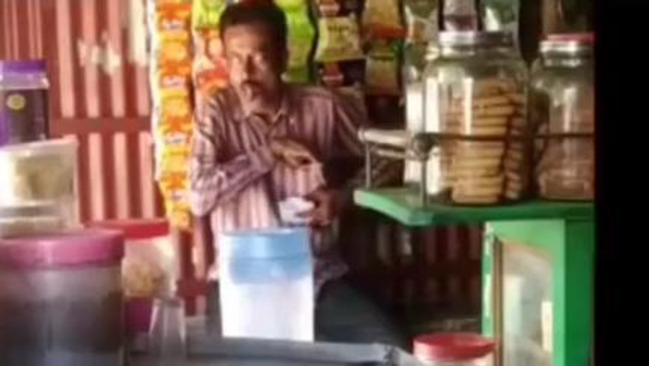 সাবধান হন আপনিও, দিনে দুপুরে দোকানে চুরি! দেখুন ভিডিও