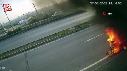 Antalya’da plakasını söktüğü motosikletini yakıp, gitti
