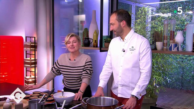 Souffrant, Patrick Cohen quitte le plateau de C à vous sur France 5: Il sera de retour demain, en meilleure forme - Regardez