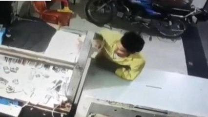 वाराणसी में मोबाइल की दुकान के अंदर ये &#039;शर्मनाक हरकत&#039;, देखिए लाइव वीडियो