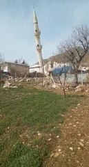 DİYARBAKIR'DA HASARLI CAMİ MİNARESİ KONTROLLÜ YIKILDI
