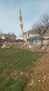 DİYARBAKIR'DA HASARLI CAMİ MİNARESİ KONTROLLÜ YIKILDI