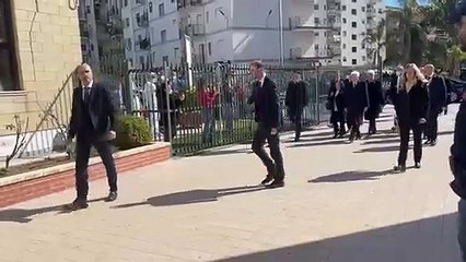 Télécharger la video: Mattarella arriva all’ospedale di Crotone accolto da applauso - Video