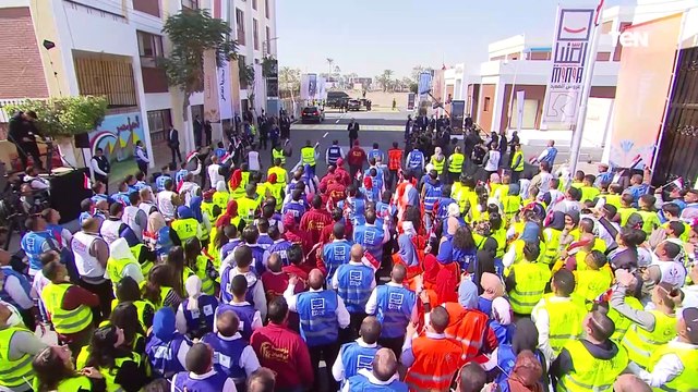 الرئيس السيسي يتفقد مكتبة حياة كريمة داخل مركز الشباب بقرية المعصرة بمركز ملوى بمحافظة المنيا
