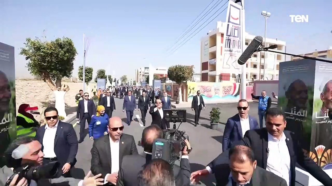 السيسي يتفقد مكتبة حياة كريمة داخل مركز الشباب بقرية المعصرة بمركز ملوى ويستمع للأطفال المبدعين