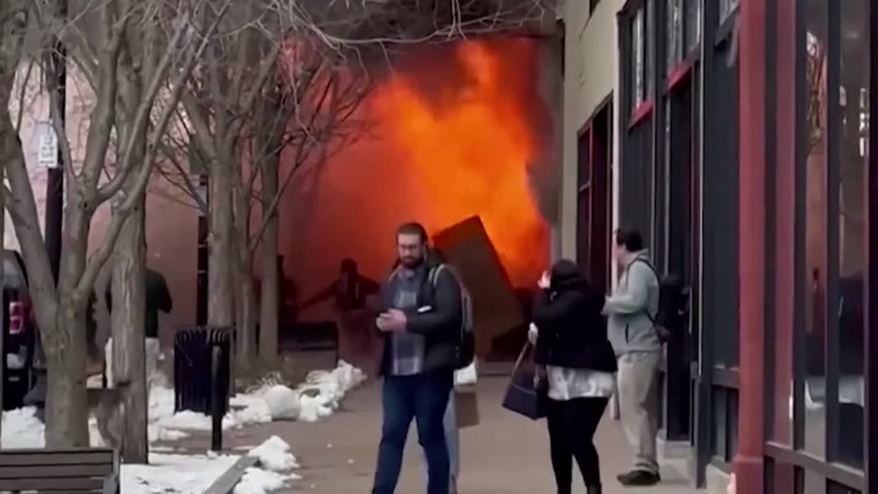 Una explosión durante un incendio lanza al suelo a los bomberos que trabajaban en su extinción