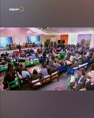 أختي بتقول أنا والدة شهيد.. السيسي يُقبل رأس سيدة صعيدية