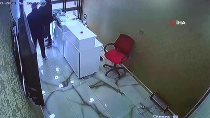 Güpegündüz maskeli silahlı kuyumcu soygunu girişimi kamerada