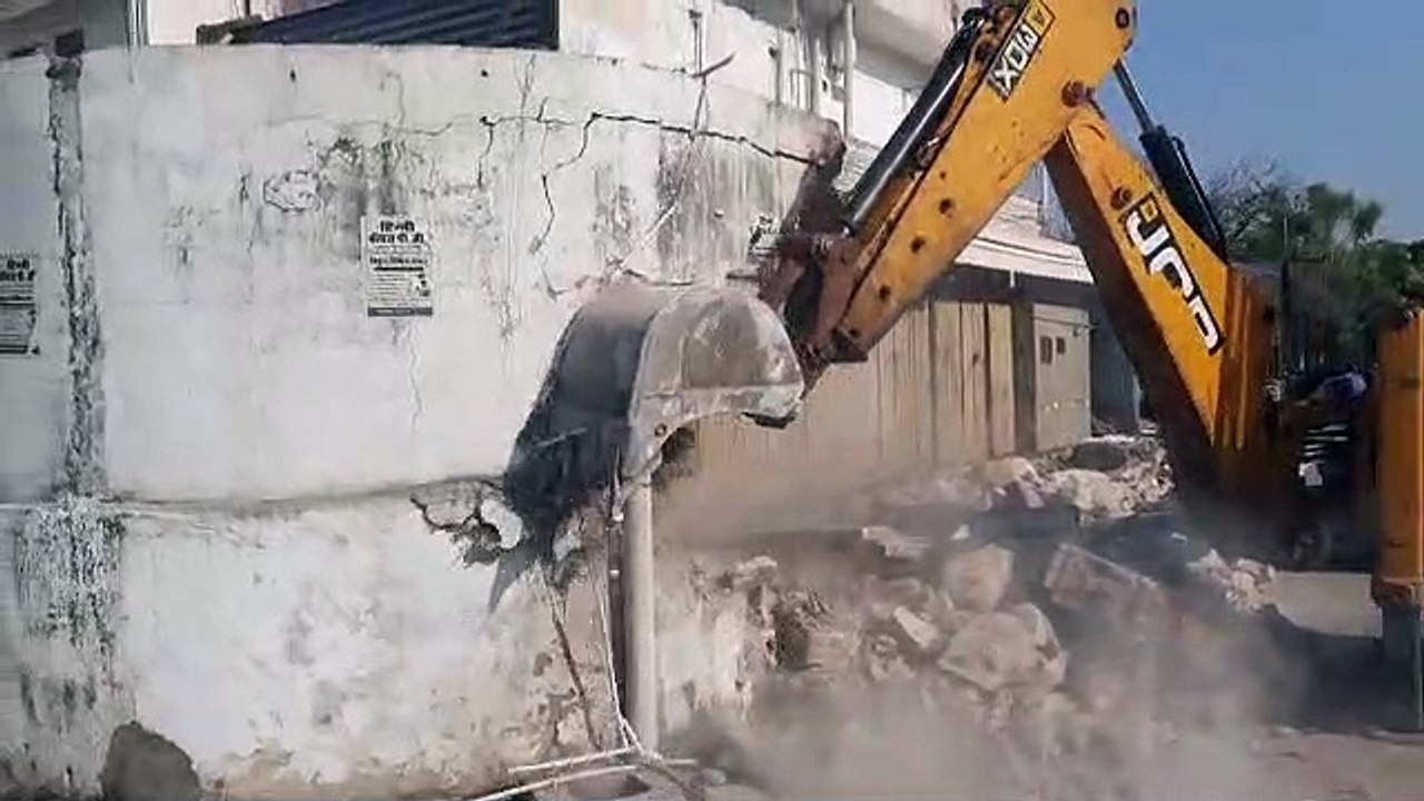 जयपुर में बेशक़ीमती सरकारी भूमि पर चला बुलडोजर