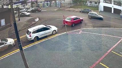 Vídeo mostra carro acessando via preferencial e batendo com moto