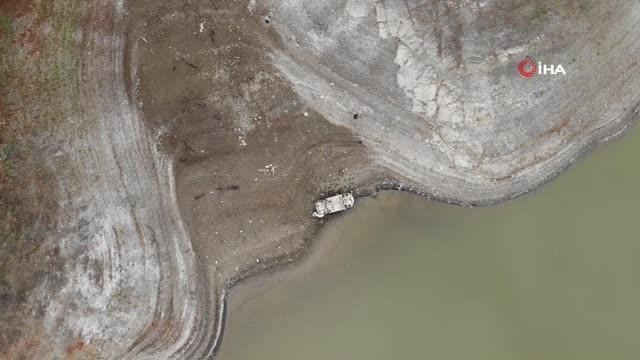Alibeyköy Barajı'nda su seviyesi azaldı, batık haldeki araç su yüzüne çıktı