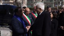 Mattarella a Crotone omaggia le vittime, folla urla 