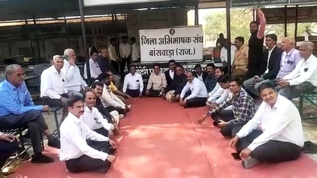 अधिवक्ताओं का धरना प्रदर्शन जारी, पेन डाउन हड़ताल की