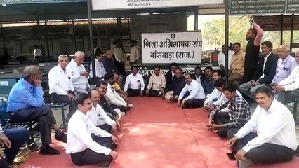अधिवक्ताओं का धरना प्रदर्शन जारी, पेन डाउन हड़ताल की