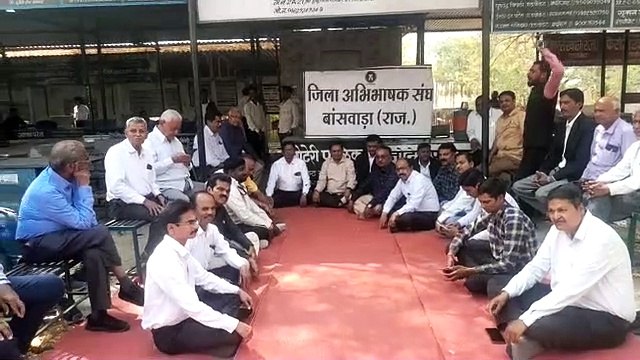 अधिवक्ताओं का धरना प्रदर्शन जारी, पेन डाउन हड़ताल की