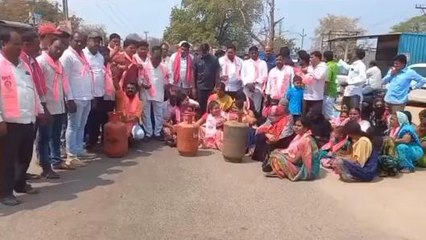 కడెం: నడిరోడ్డుపై బైఠాయించిన ఎమ్మెల్యే.. మోడీ పై విమర్శల వర్షం