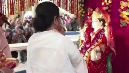 কলকাতা: বারাণসীর ফ্লেভার শহরে, লক্ষ্মীবারে মমতার হাতে গঙ্গা আরতির সূচনা