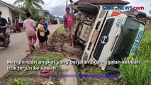 Hindari Angkot Ugal - Ugalan, Truk Semen Terguling