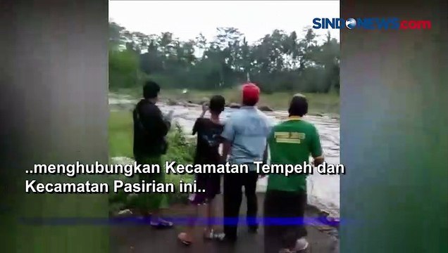 Detik-Detik Jembatan Penghubung 2 Kecamatan Hanyut Terbawa Banjir di Lumajang