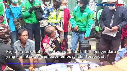 Pemotor Tabrak Mikrolet di Salemba Jakpus, Korban Patah Kaki