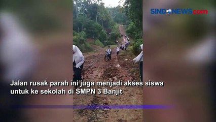 Viral, Jalan Rusak Parah, Siswa Kesulitan Melintas di Banjit Way Kanan