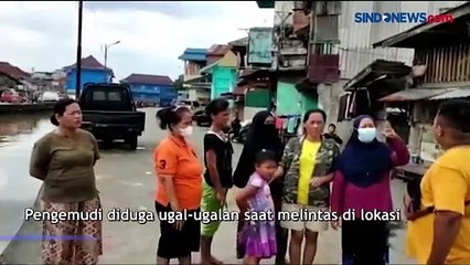 Tabrak 2 Orang, Minibus Diamuk dan Dibuang Warga ke Sungai di Palembang