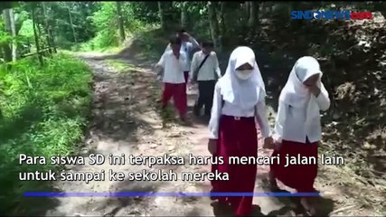 Jembatan Ambruk, Warga Lebak Nekat Lintasi Sungai