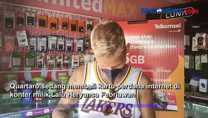 Beli Pulsa, Quartararo Bagi-bagi Uang untuk Anak-anak Penjual Gelang